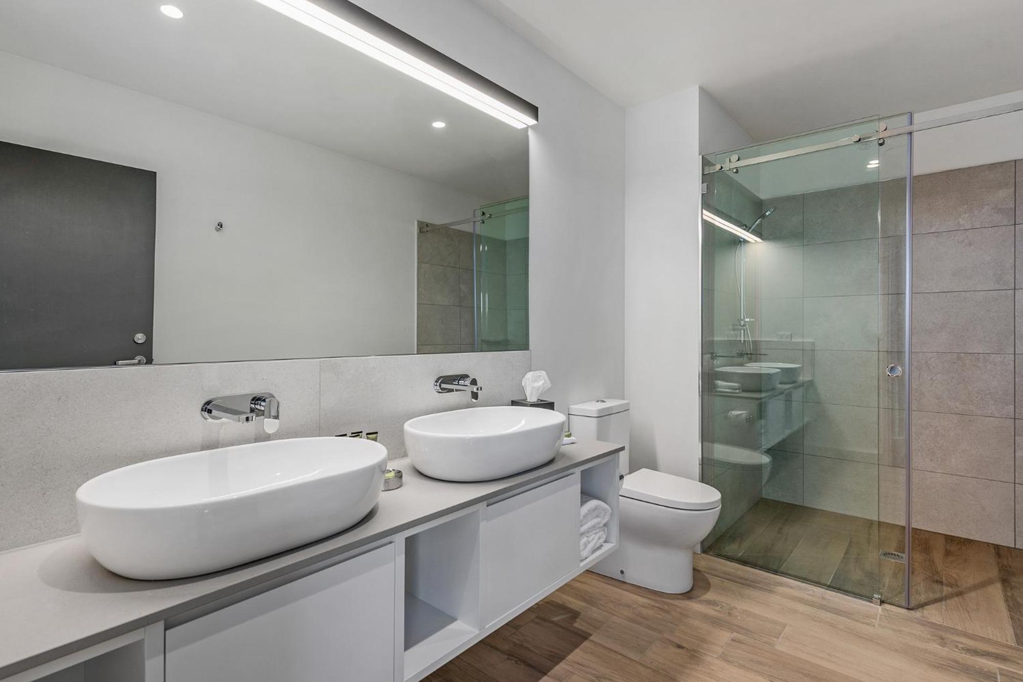Peppers Silo Hotel Launceston Kültér fotó Bathroom with a shower enclosure