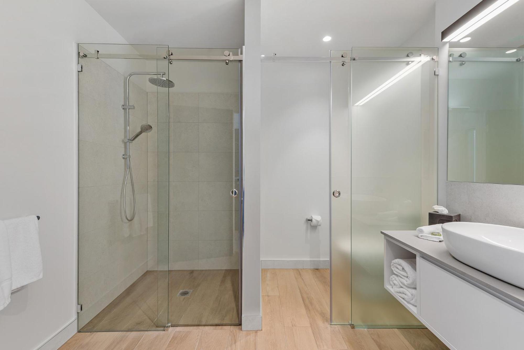 Peppers Silo Hotel Launceston Kültér fotó A shower enclosure