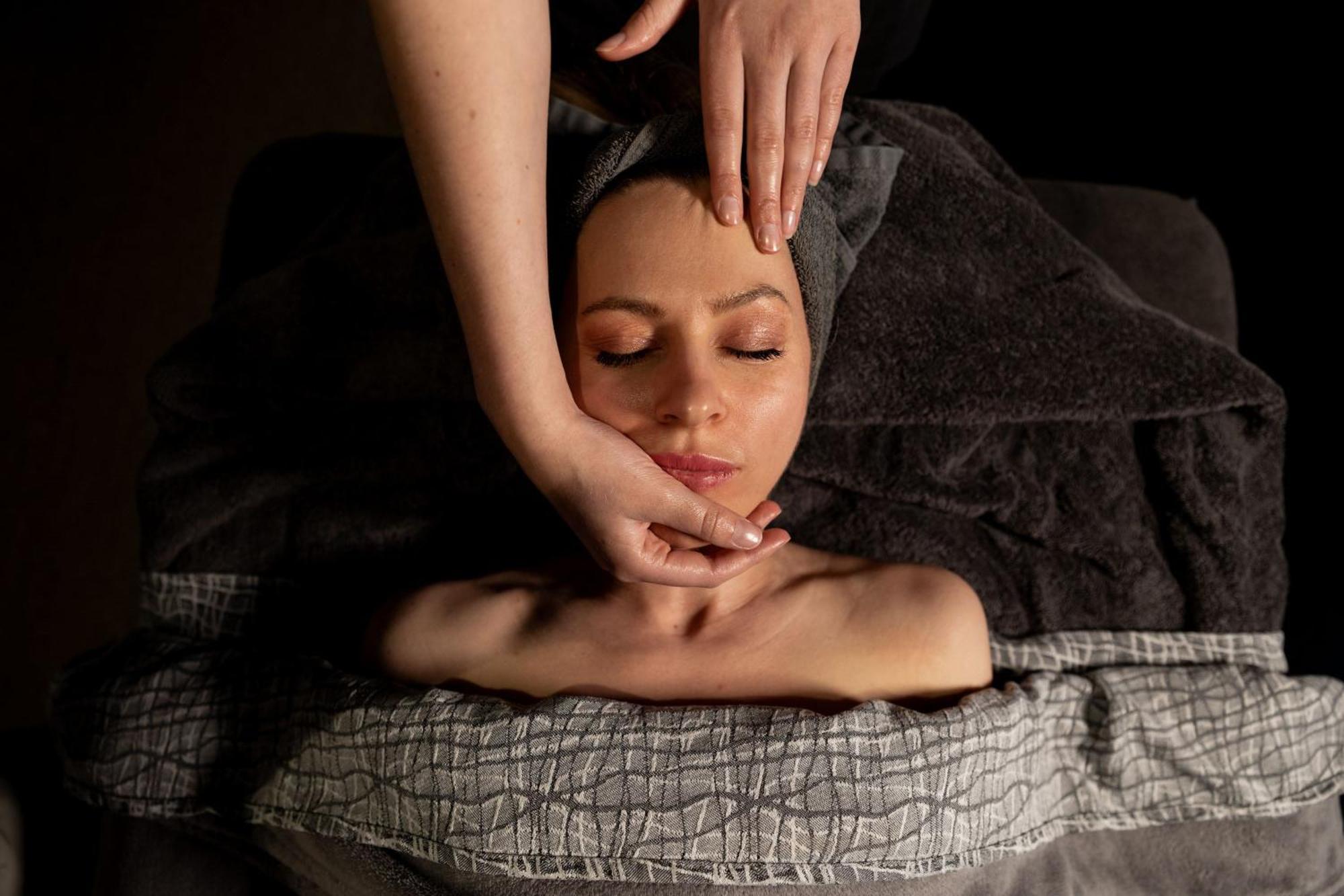 Peppers Silo Hotel Launceston Kültér fotó A woman receiving a facial massage