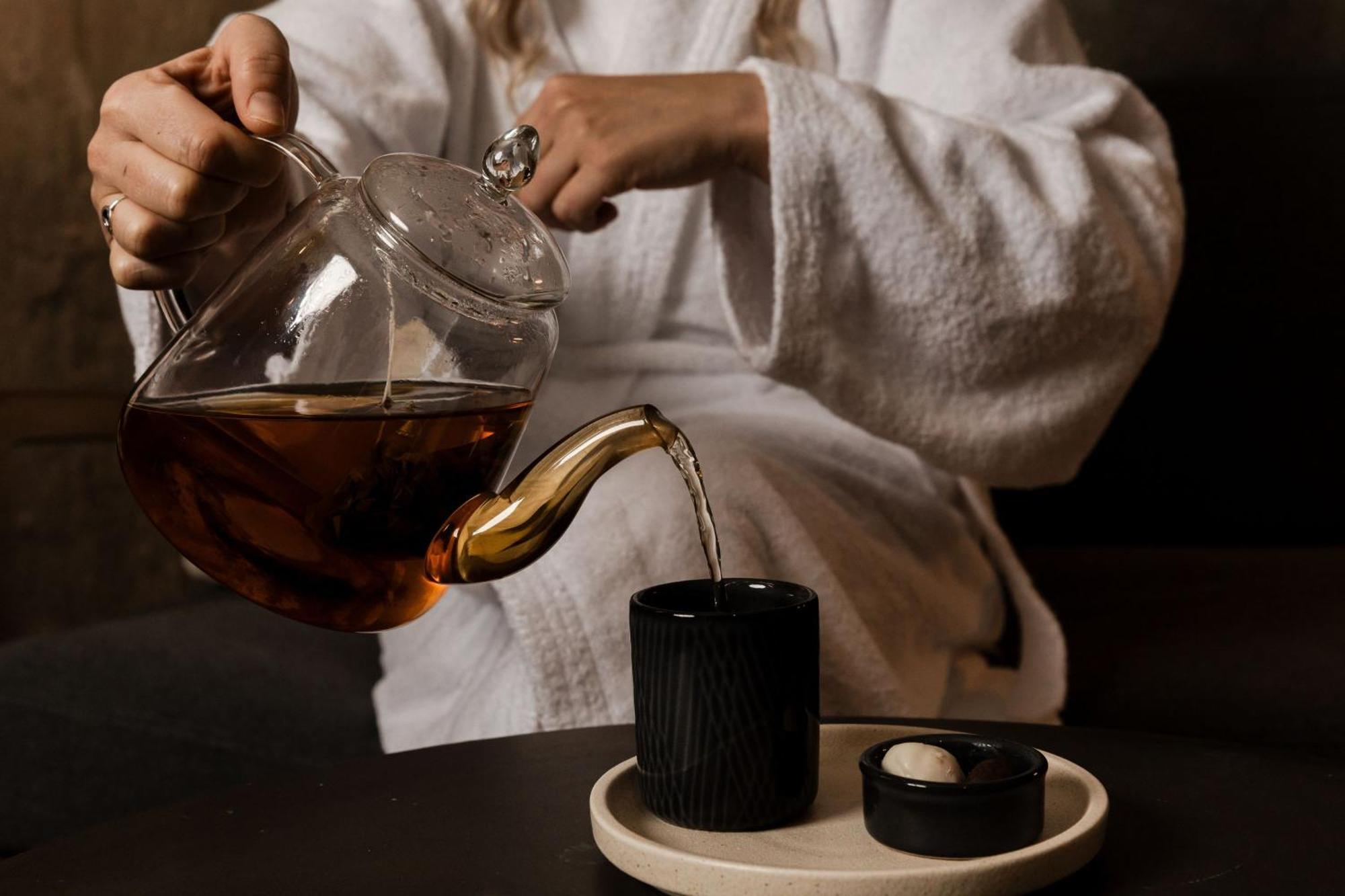 Peppers Silo Hotel Launceston Kültér fotó A woman pouring tea