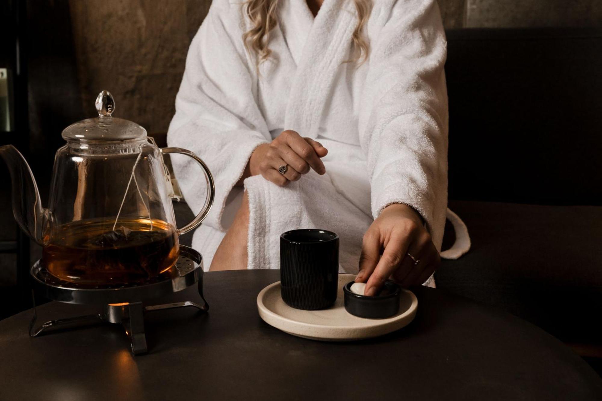 Peppers Silo Hotel Launceston Kültér fotó A woman wearing a bathrobe
