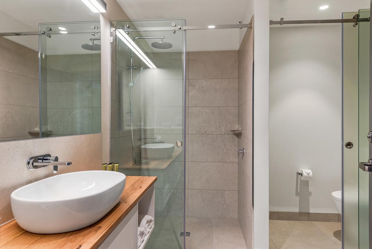 Peppers Silo Hotel Launceston Kültér fotó A shower with a sliding door
