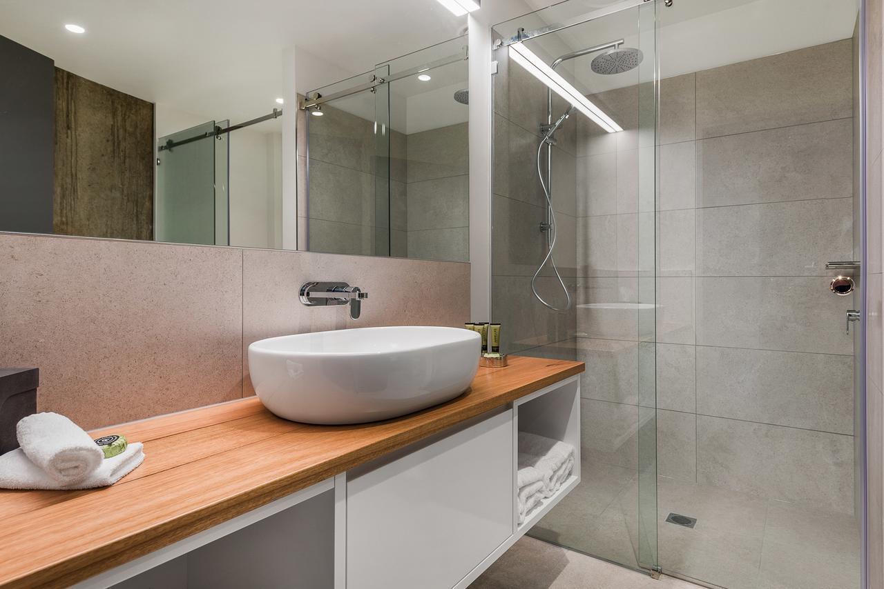 Peppers Silo Hotel Launceston Kültér fotó A modern bathroom with a shower enclosure