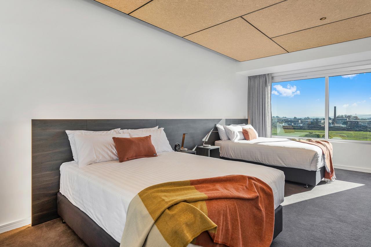 Peppers Silo Hotel Launceston Kültér fotó A bedroom at the hotel