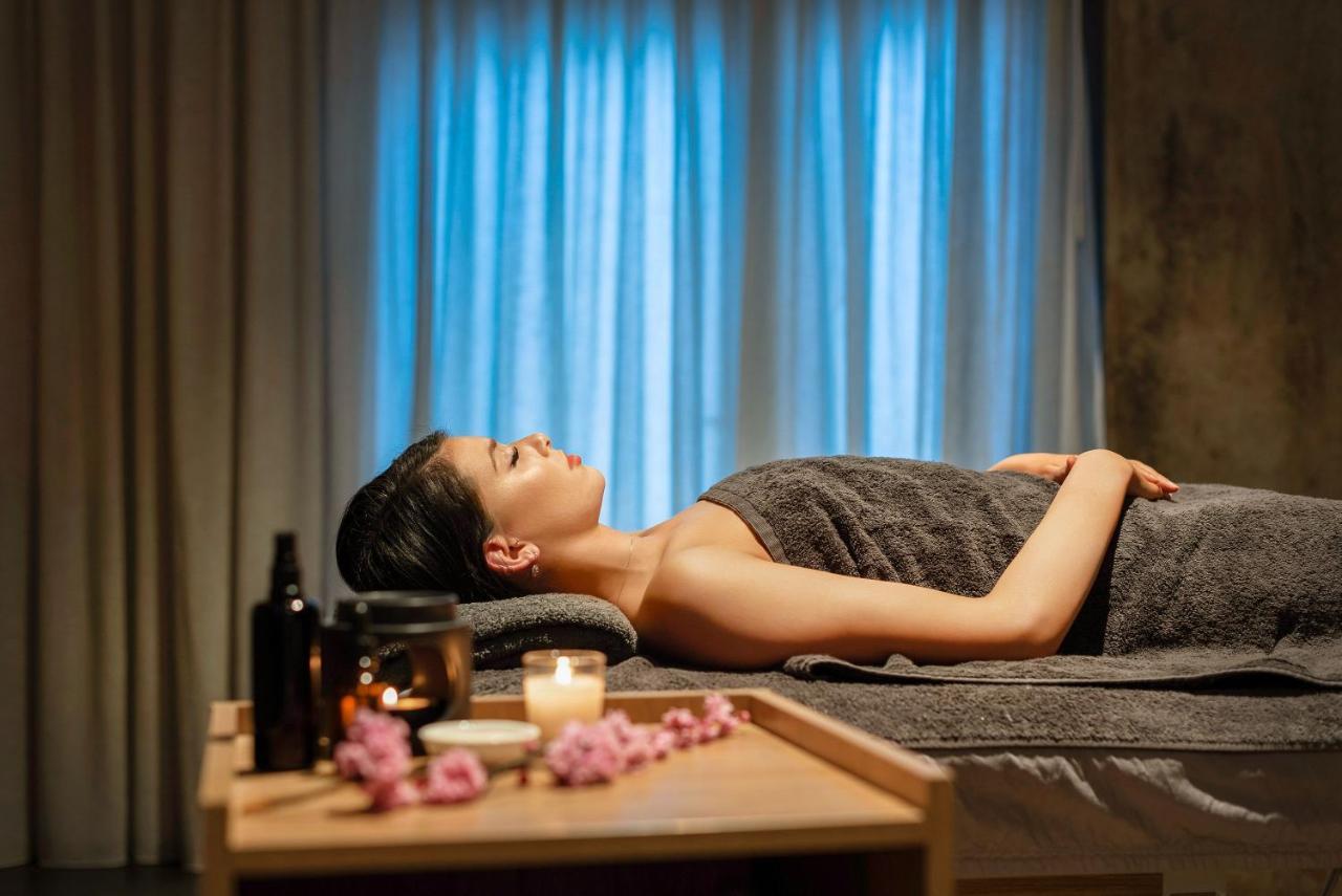 Peppers Silo Hotel Launceston Kültér fotó A woman relaxing at a spa