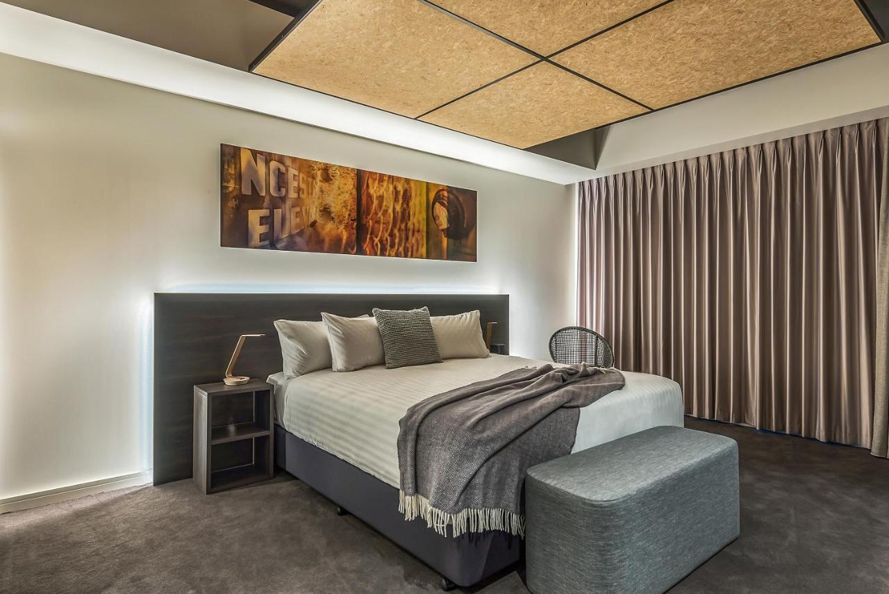 Peppers Silo Hotel Launceston Szoba fotó A bedroom with a bed and a stool